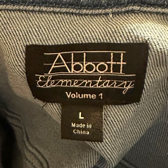 Abbott Elementary Volume 1 Denim Jacket Women's L Warner Bros Teacher Ed NWT $74 - Picture 3 of 5